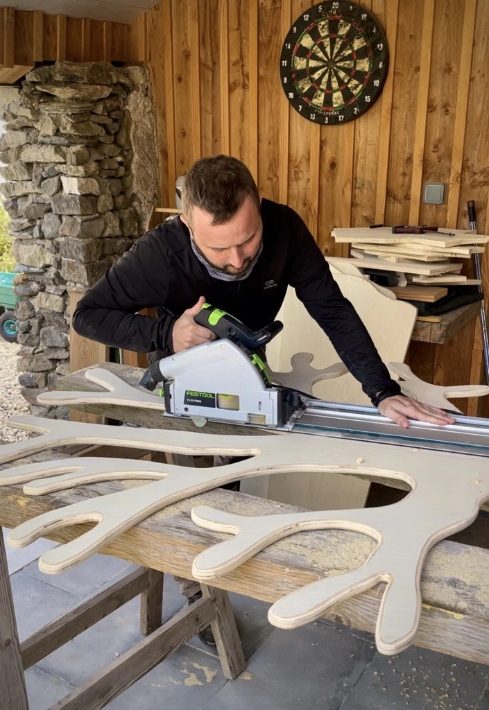 Un homme qui bricole du bois pour faire un arbre
