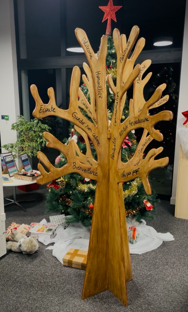 un arbre en bois à une soirée de noël