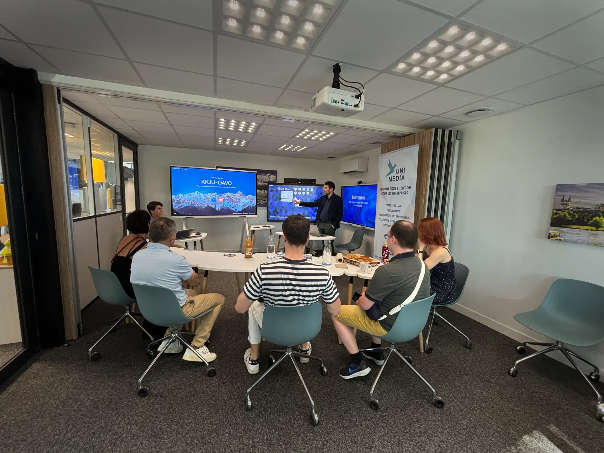 Démonstration écrans collaboratifs entreprise salle de réunion